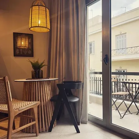 Luxurious Wooden Detail Flat In Center