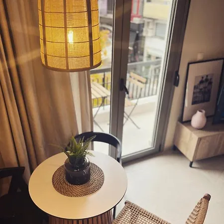 Luxurious Wooden Detail Flat In Center Apartamento Chalkís