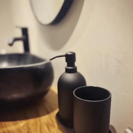 Luxurious Wooden Detail Flat In Center شقة Chalkís