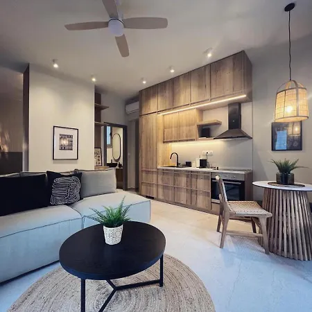 Luxurious Wooden Detail Flat In Center Apartment