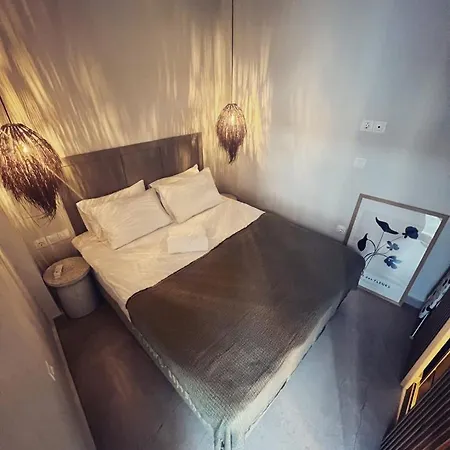 Luxurious Wooden Detail Flat In Center *