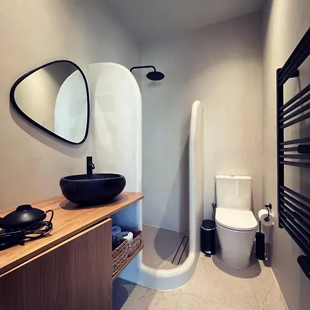 Luxurious Wooden Detail Flat In Center