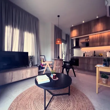 Luxurious Wooden Detail Flat In Center شقة Chalkís