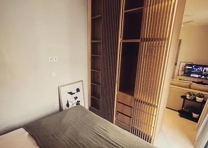 Luxurious Wooden Detail Flat In Center