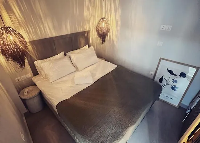 Luxurious Wooden Detail Flat In Center *