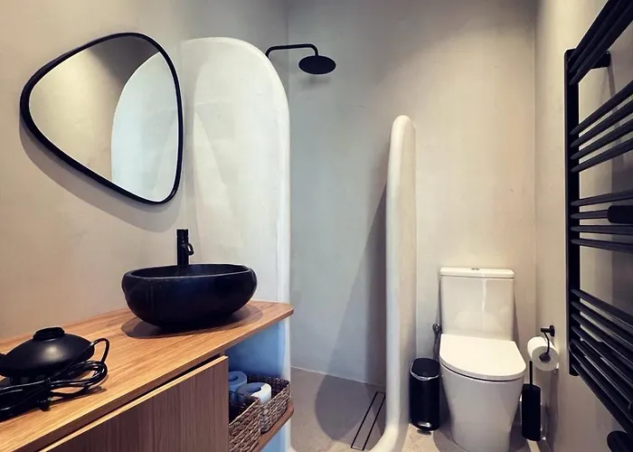 Luxurious Wooden Detail Flat In Center